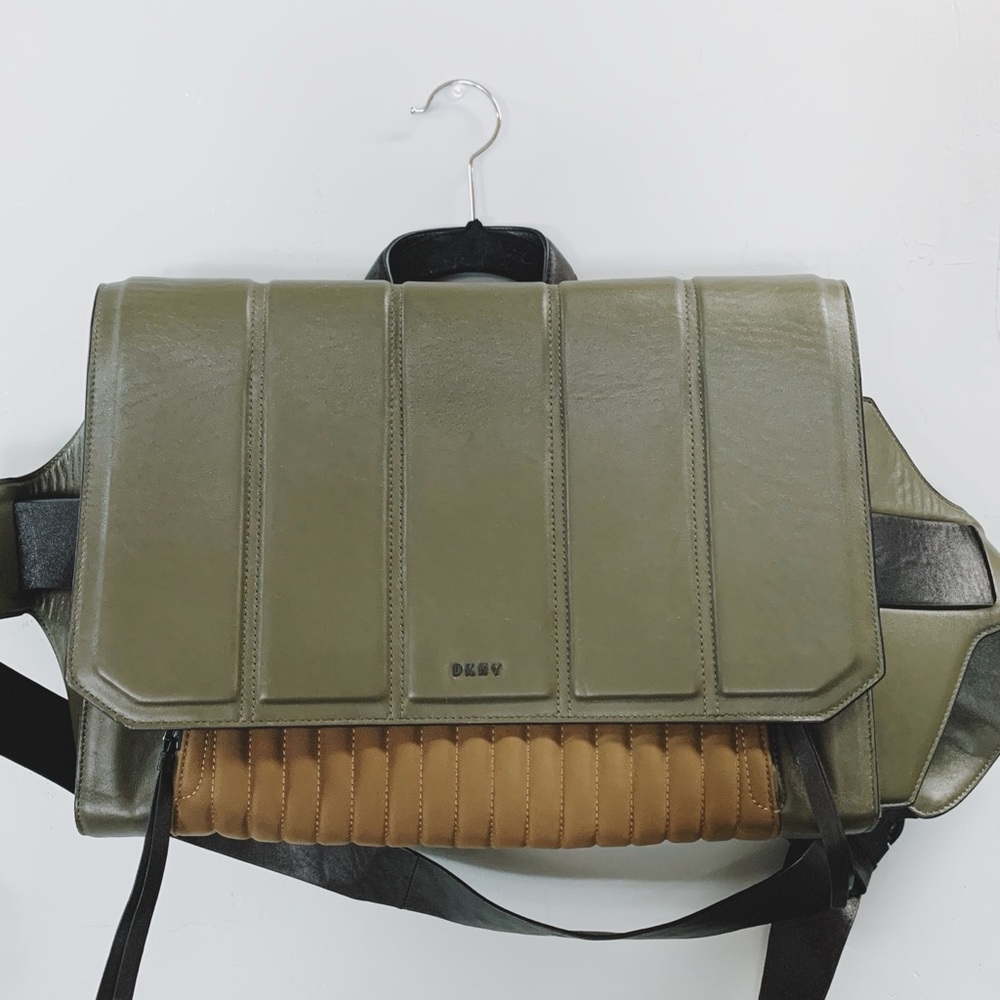 DKNY STYLISH MEN LEATHER MESSAGHER BAG